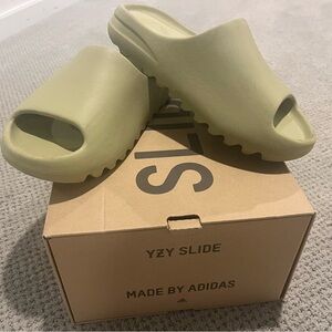 Adidas Yeezy Slide in Resin